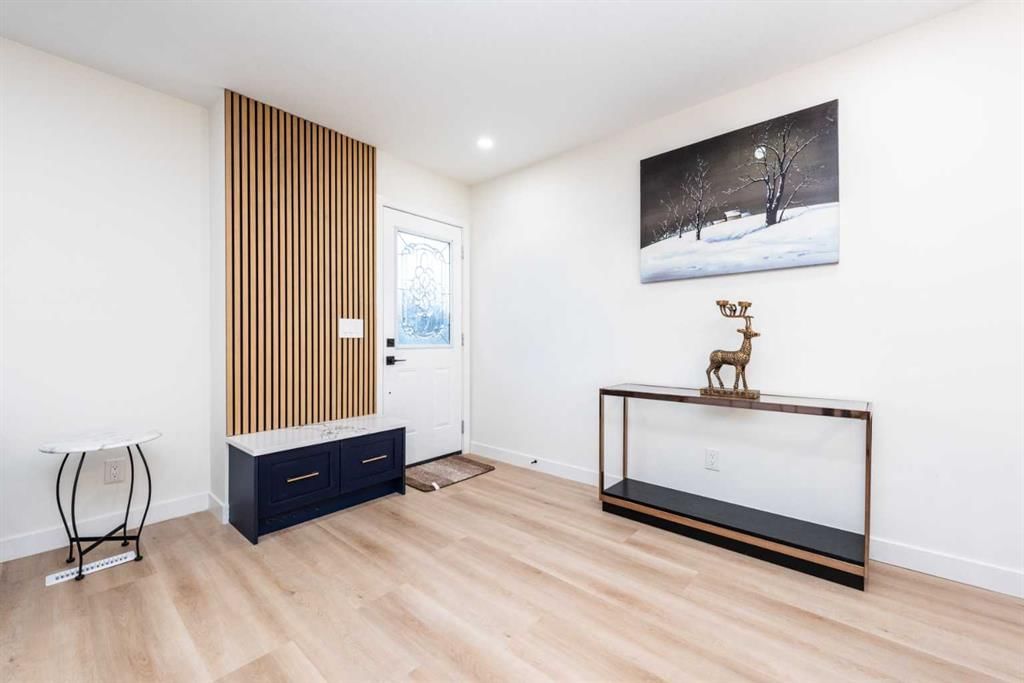 152 Southampton Drive SW, Calgary — photo 4 of 50
