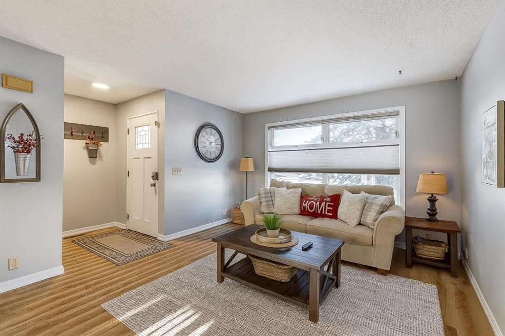 123 Woodsman Lane SW, Calgary — photo 3 of 24