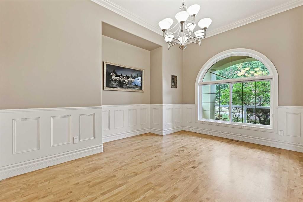 49 Royal Highland Road NW, Calgary — photo 5 of 50