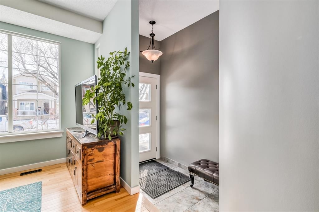 506 19 Avenue NW, Calgary — photo 5 of 38