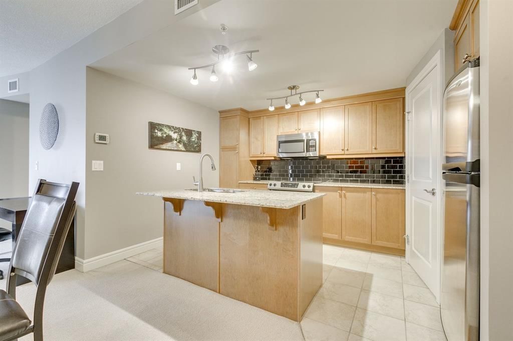 2001, 910 5 Avenue SW, Calgary — photo 3 of 29