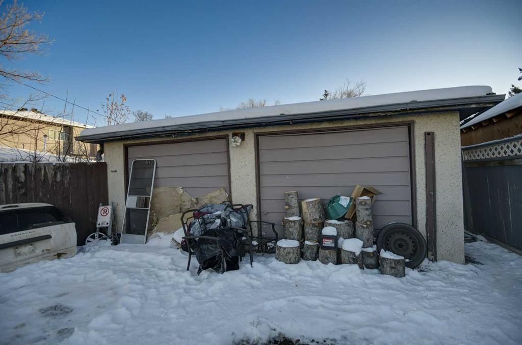 8124 Bowness Road NW, Calgary — photo 4 of 5