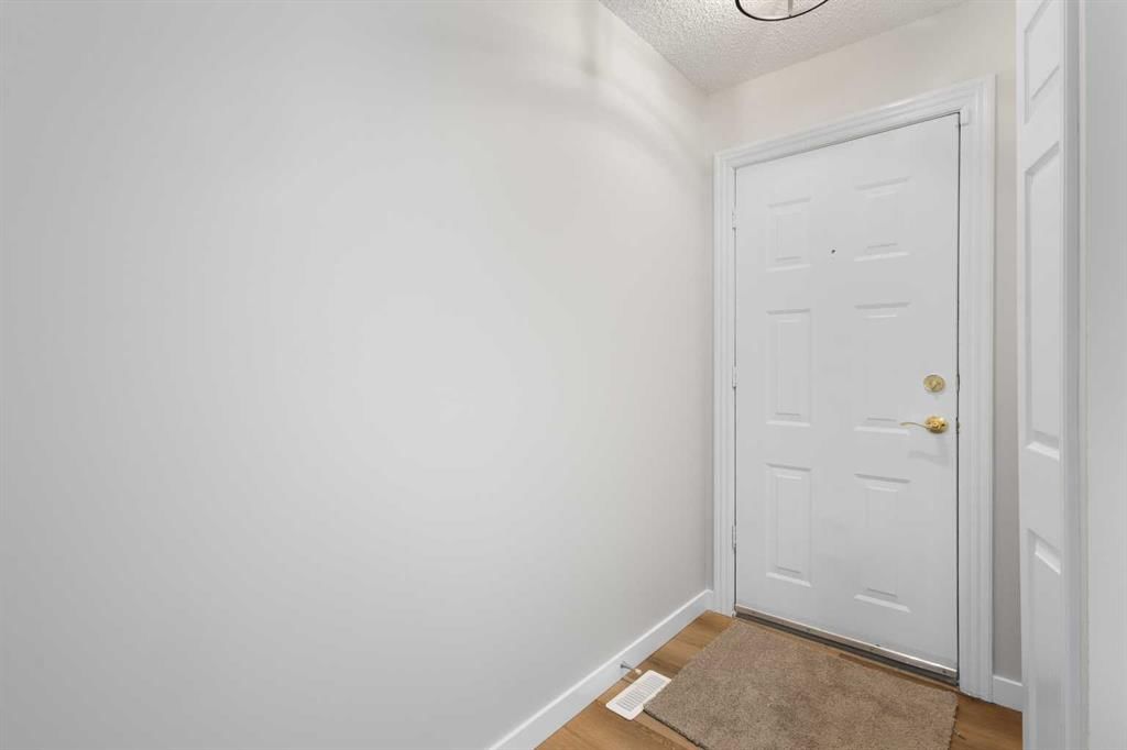 129 Deer Ridge Lane SE, Calgary — photo 3 of 33