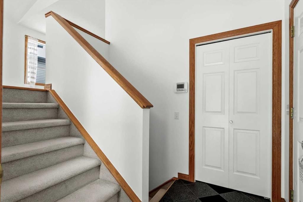 9095 Scurfield Drive NW, Calgary — photo 3 of 38