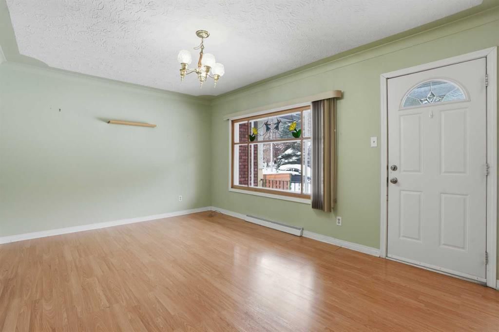 8624 33 Avenue NW, Calgary — photo 4 of 48