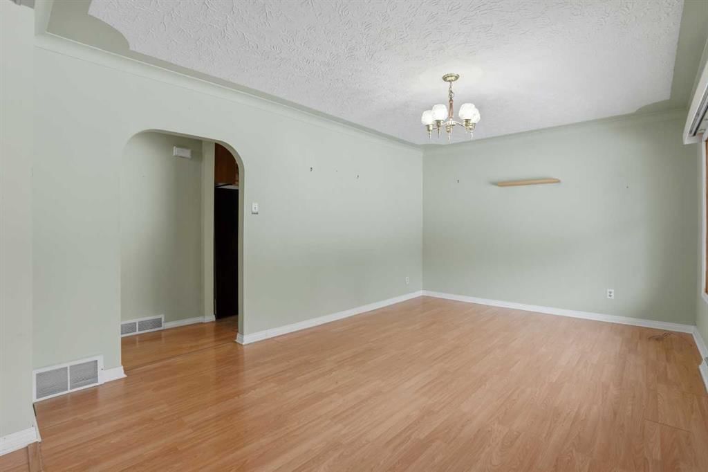 8624 33 Avenue NW, Calgary — photo 5 of 48