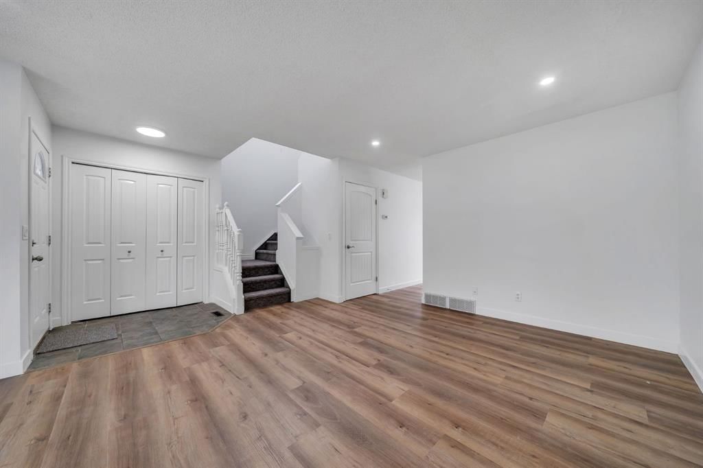 11 Hidden Valley Link NW, Calgary — photo 5 of 46