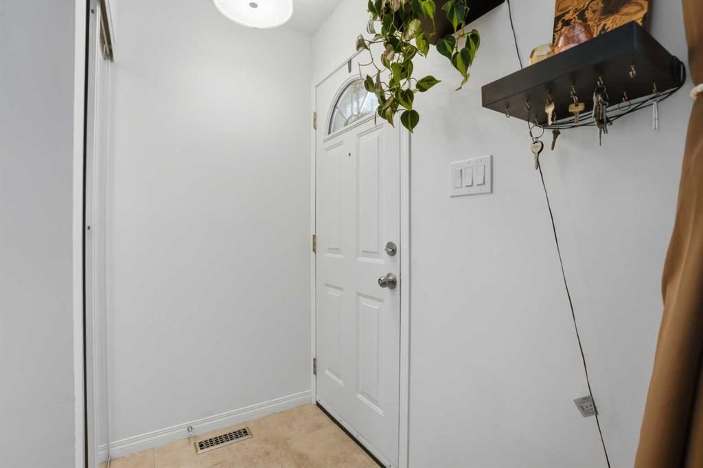 67 Margate Place NE, Calgary — photo 5 of 48
