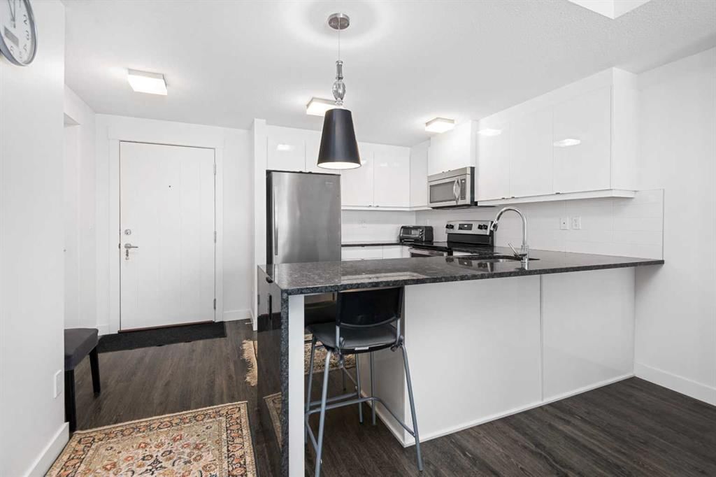 305, 45 Aspenmont Heights SW, Calgary — photo 2 of 28