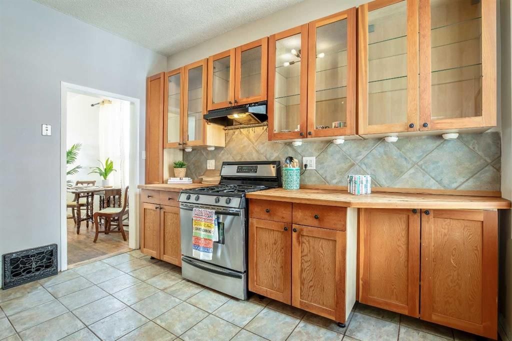 430 15 Avenue NE, Calgary — main listing photo