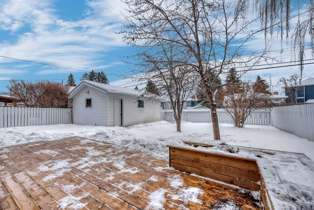 32 Allandale Close SE, Calgary — photo 4 of 44