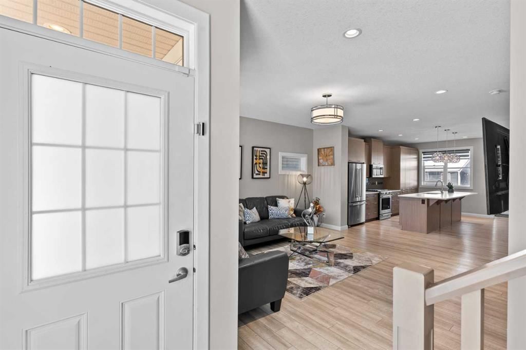18 Evanscrest Heights NW, Calgary — photo 4 of 36