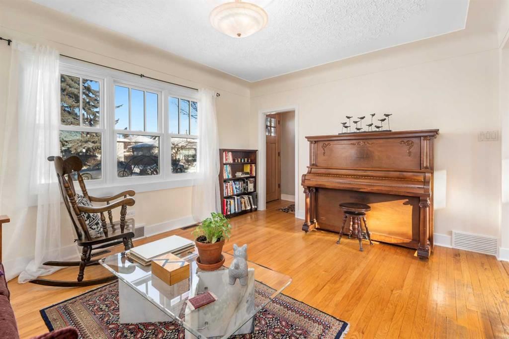 421 19 Avenue NE, Calgary — photo 2 of 38