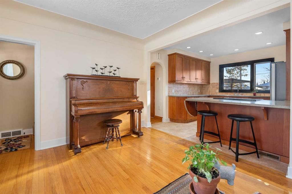 421 19 Avenue NE, Calgary — photo 3 of 38