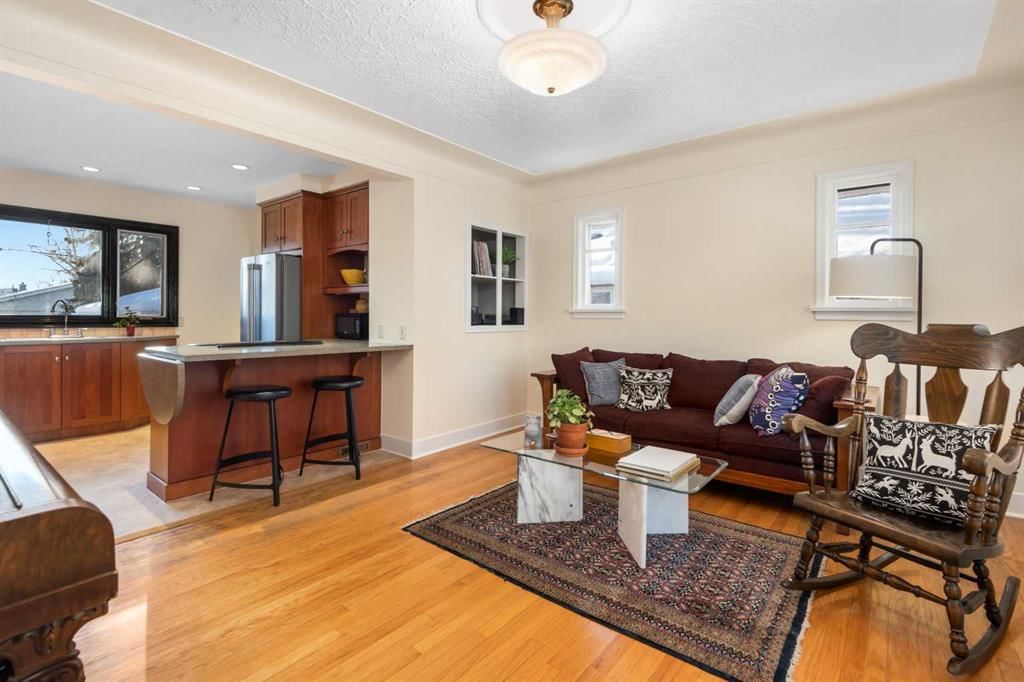 421 19 Avenue NE, Calgary — photo 4 of 38