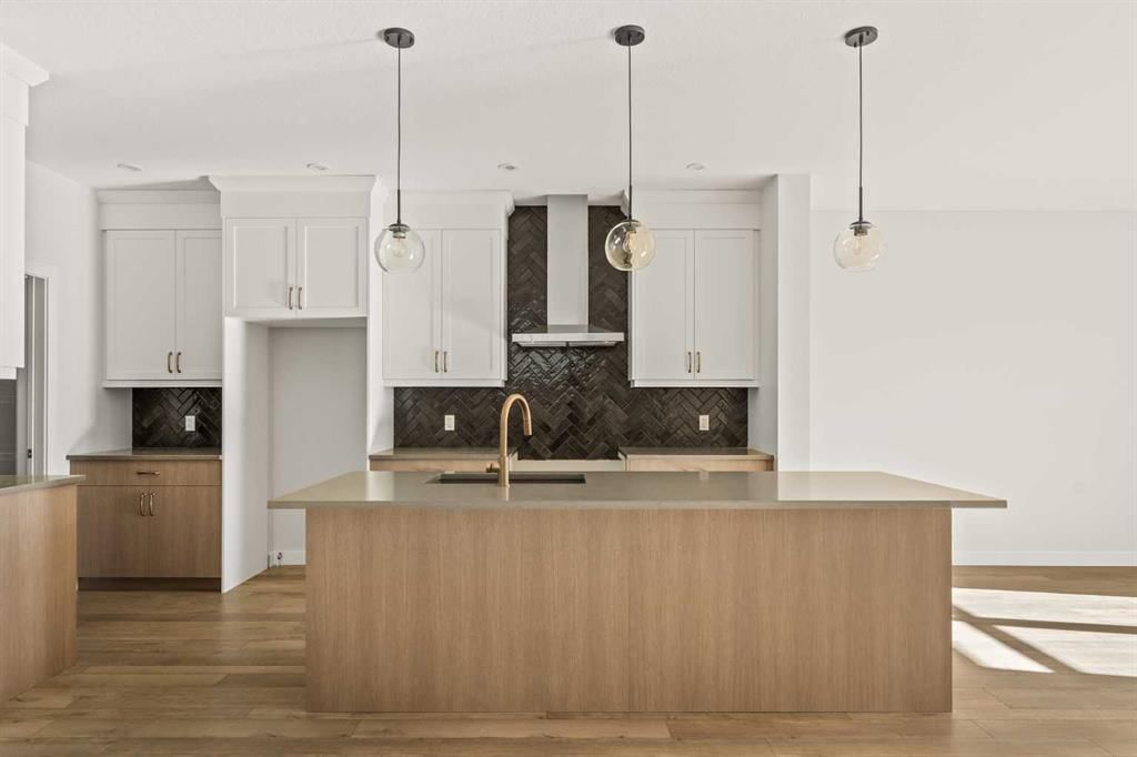 82 Royston Park NW, Calgary — photo 4 of 37