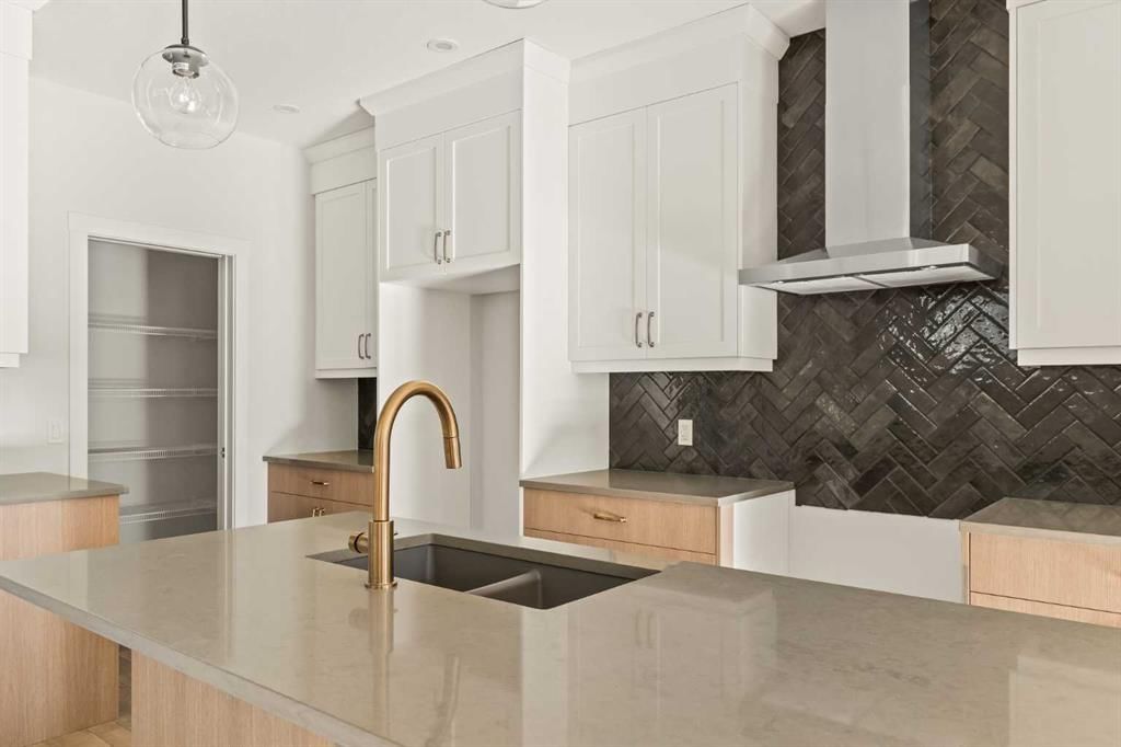 82 Royston Park NW, Calgary — photo 5 of 37