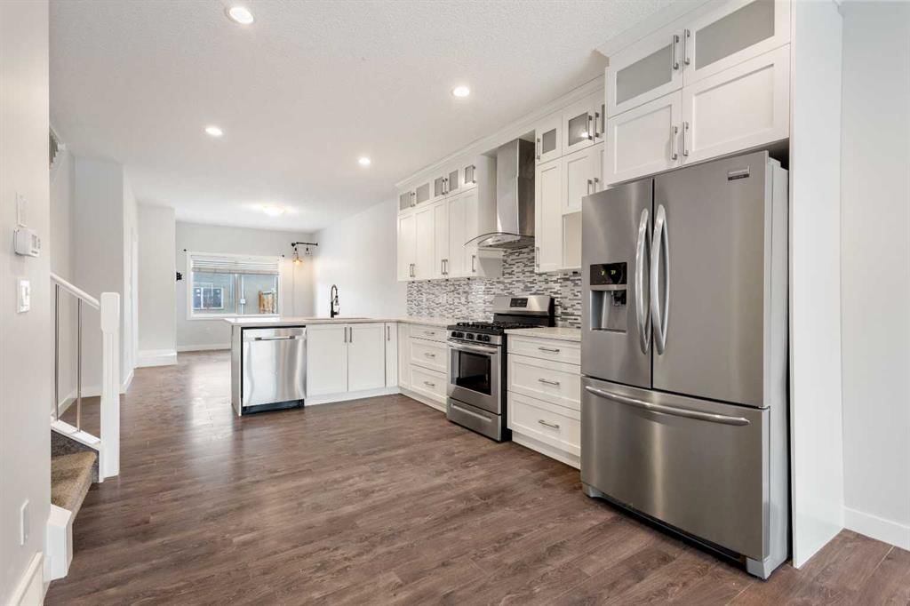 4031 79 Street NW, Calgary — photo 3 of 24