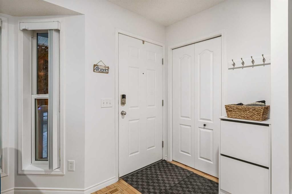 432 56 Avenue SW, Calgary — photo 3 of 40