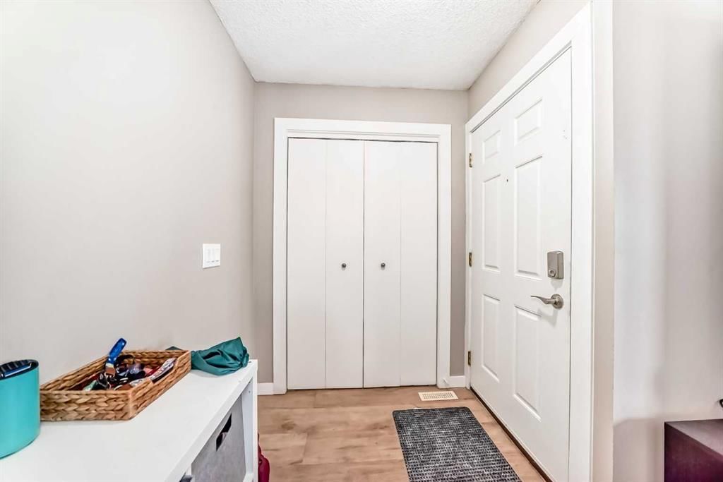 503 Woodbine Boulevard SW, Calgary — photo 2 of 33