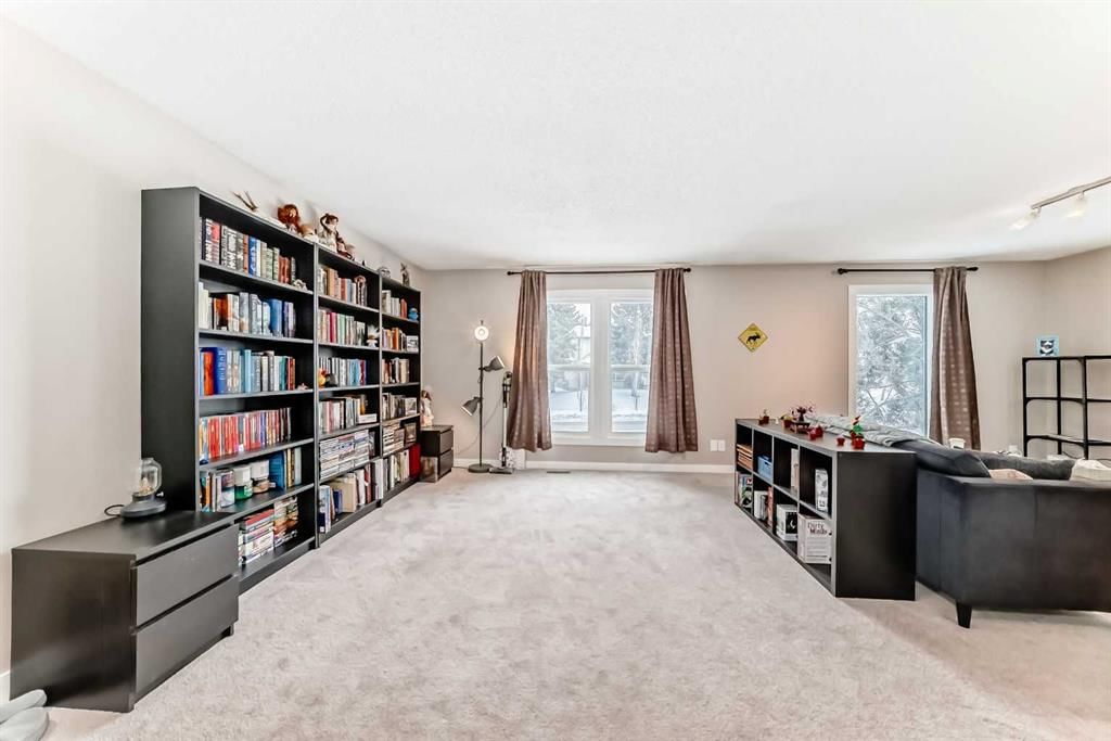 503 Woodbine Boulevard SW, Calgary — photo 4 of 33