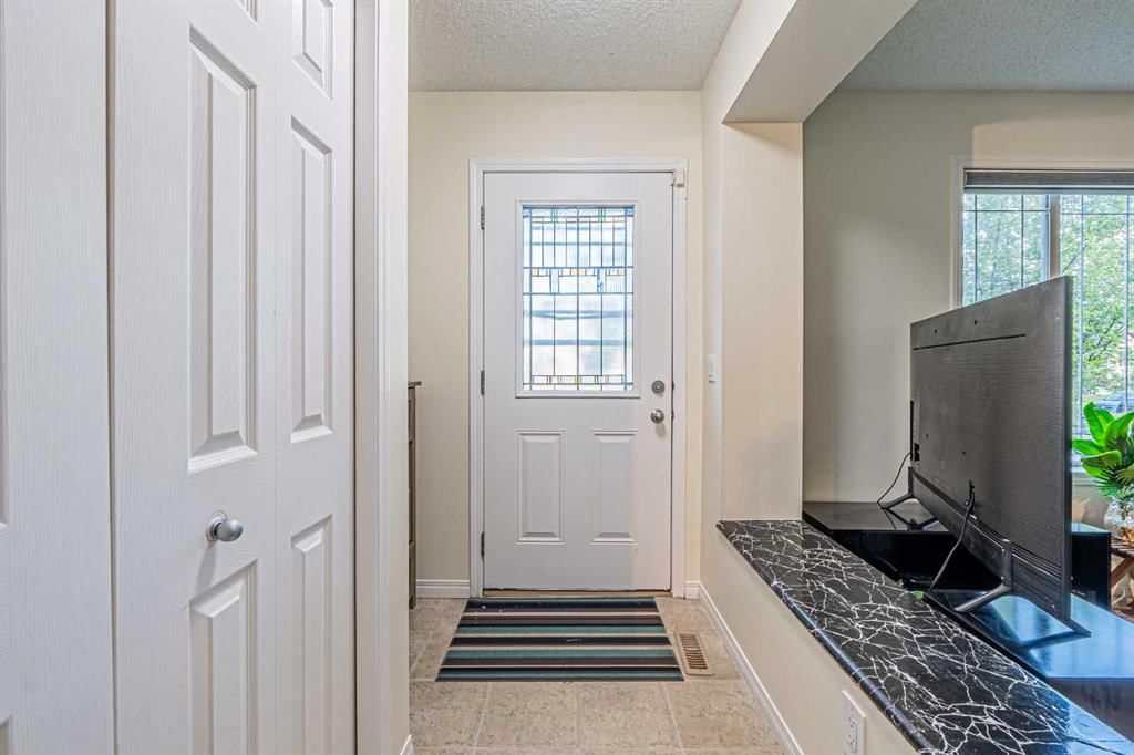 9249 Saddlebrook Drive NE, Calgary — photo 3 of 50