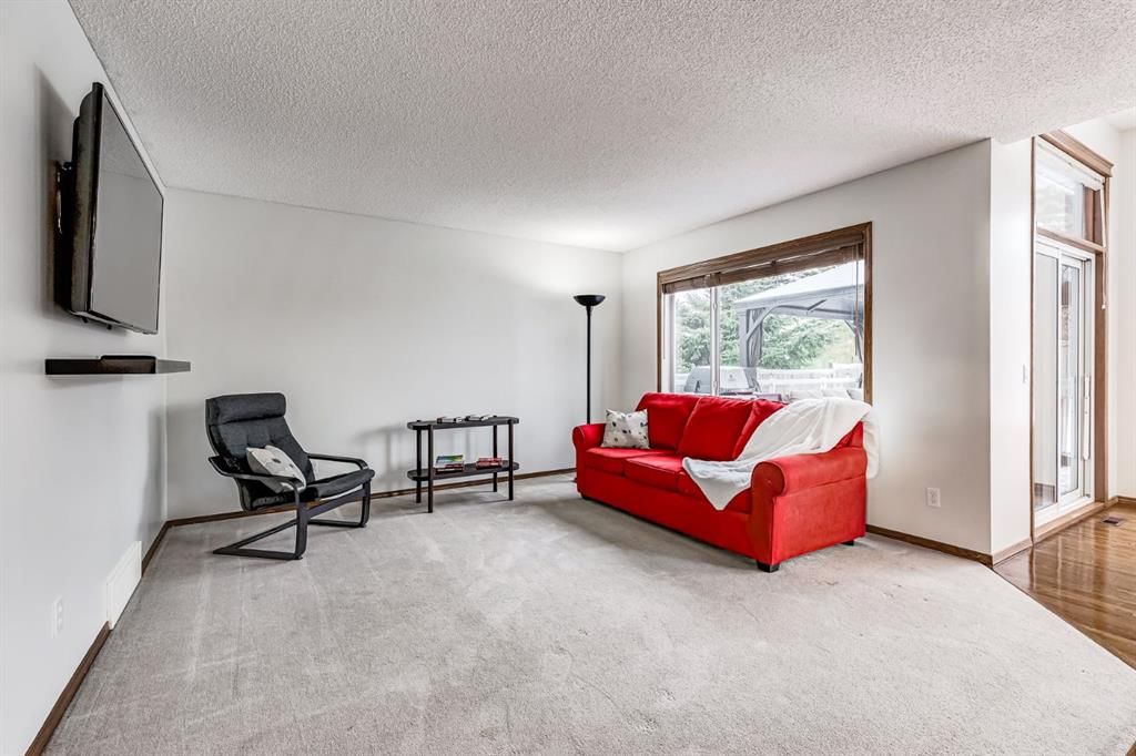 149 Coventry Court NE, Calgary — photo 3 of 37