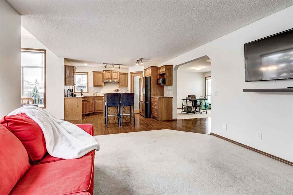 149 Coventry Court NE, Calgary — photo 5 of 37