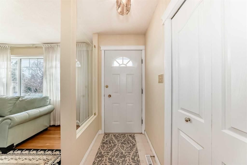 5232 44 Avenue NW, Calgary — photo 3 of 31