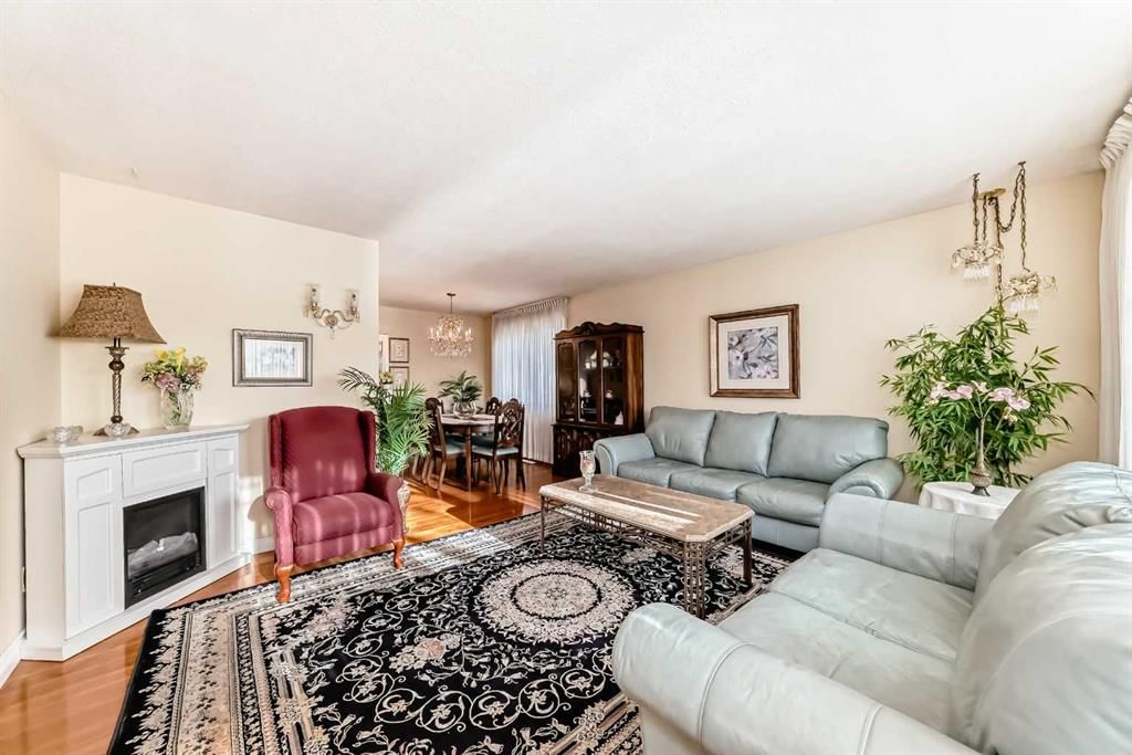 5232 44 Avenue NW, Calgary — photo 4 of 31