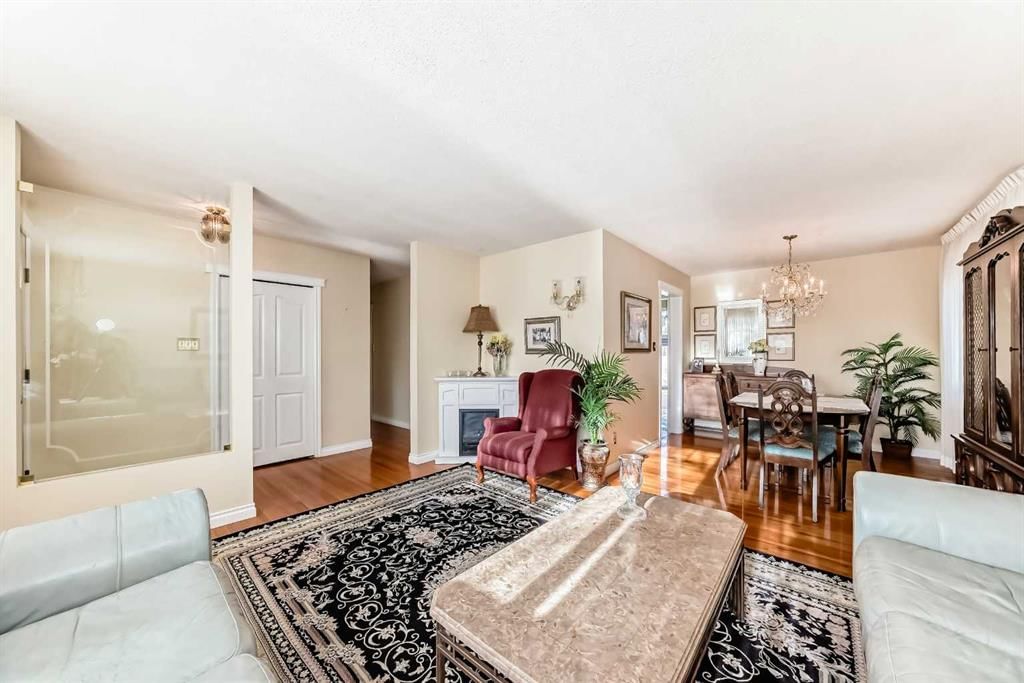 5232 44 Avenue NW, Calgary — photo 5 of 31