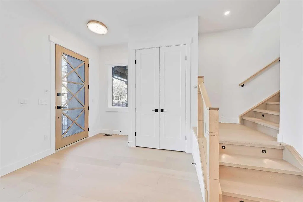 732 33A Street NW, Calgary — photo 5 of 50