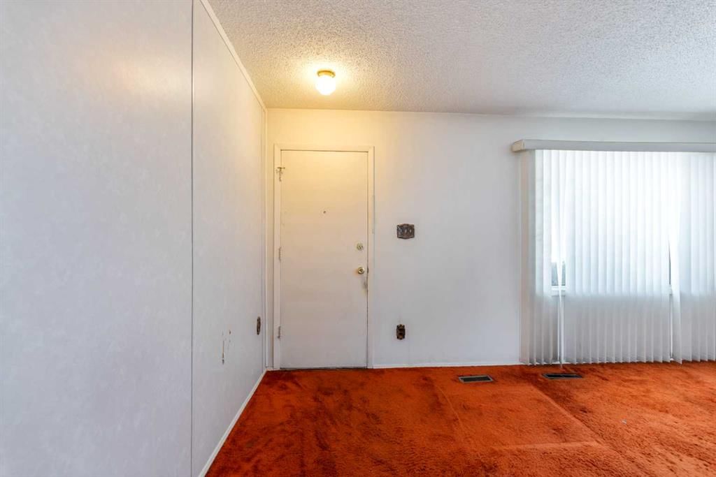 2618 46 Street SE, Calgary — photo 4 of 30