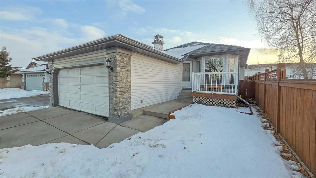 152 Valley Meadow Close NW, Calgary — main listing photo