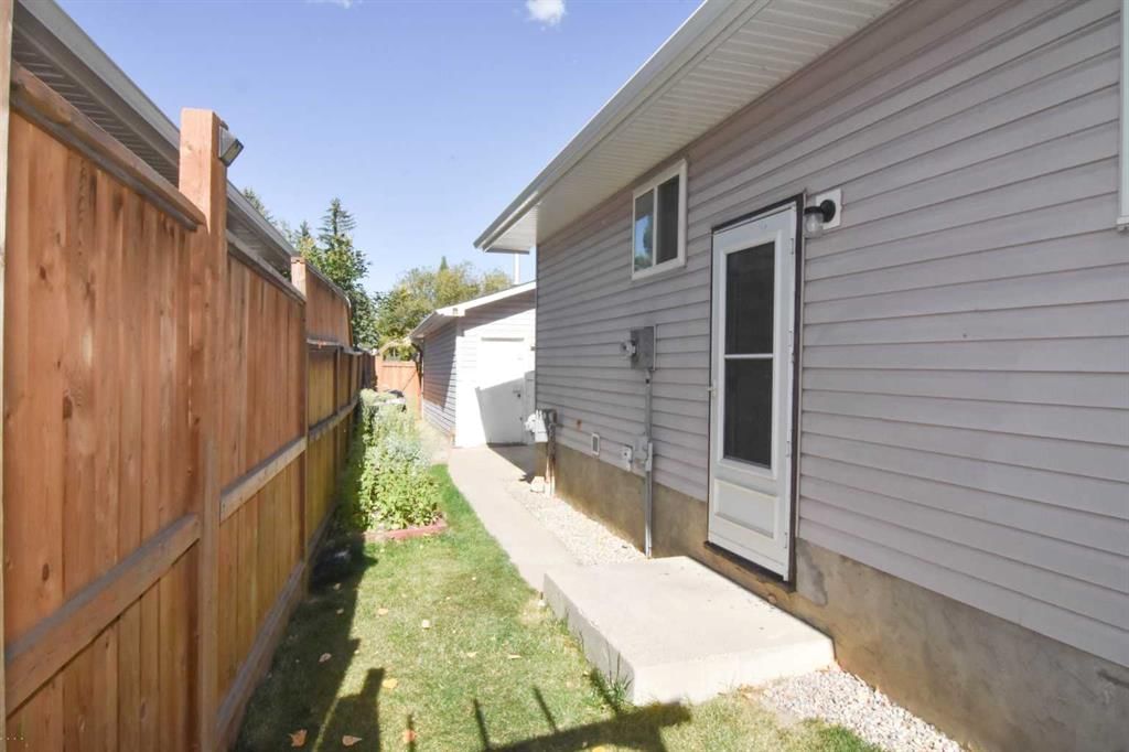 112 Woodvale Road SW, Calgary — photo 4 of 29