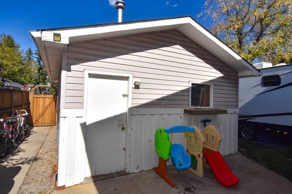 112 Woodvale Road SW, Calgary — photo 5 of 29
