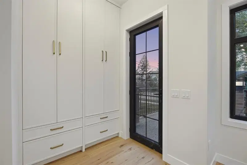 114 7 Avenue NW, Calgary — photo 5 of 50