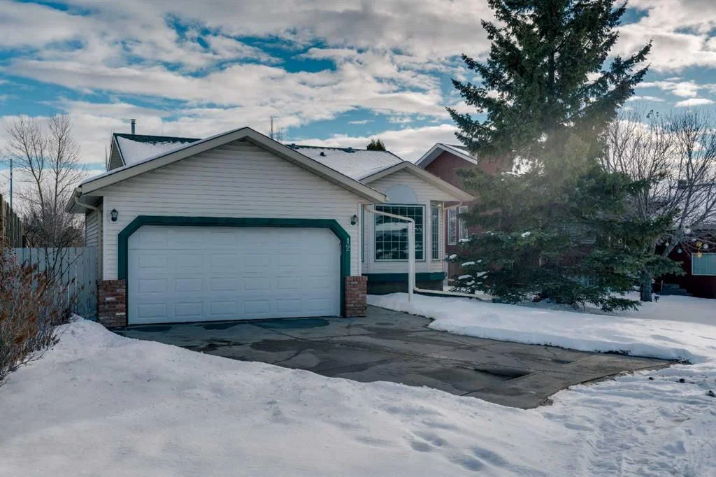 12 Hawkland Crescent NW, Calgary — photo 2 of 25