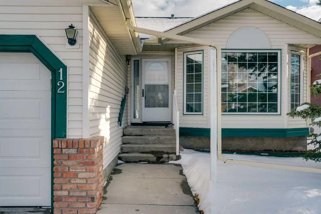 12 Hawkland Crescent NW, Calgary — photo 3 of 25