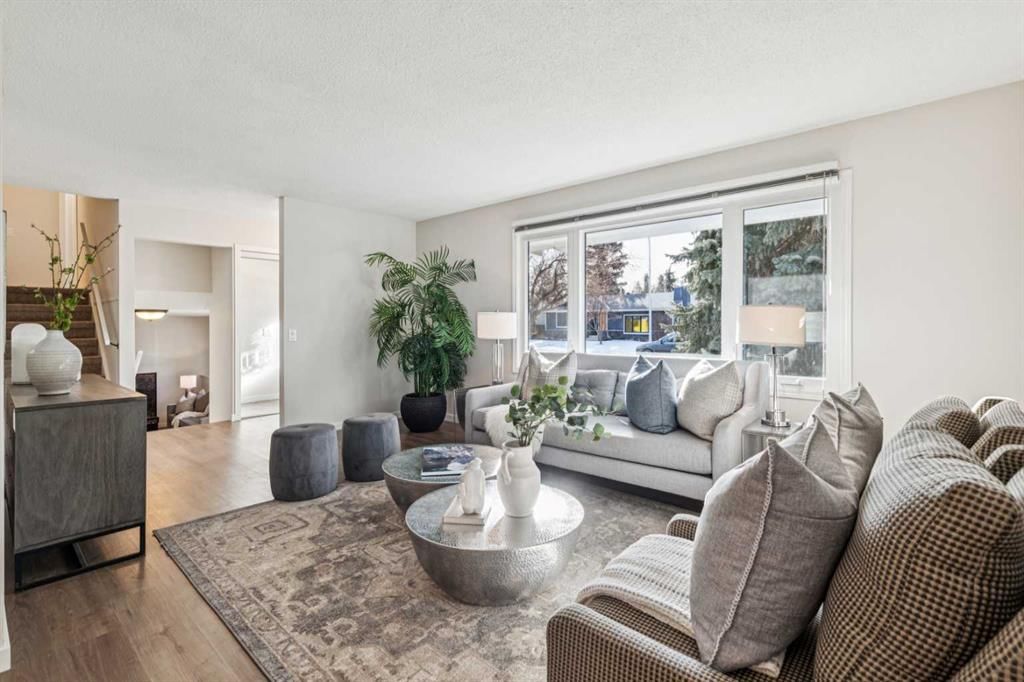 195 Lake Adams Crescent SE, Calgary — photo 4 of 49