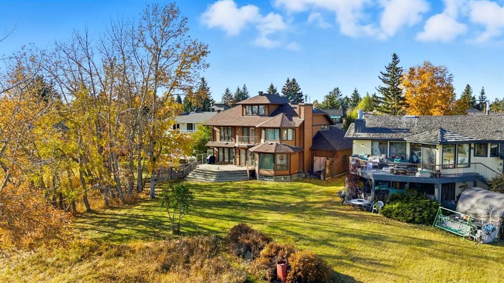 32 Woodgrove Crescent SW, Calgary — photo 4 of 40