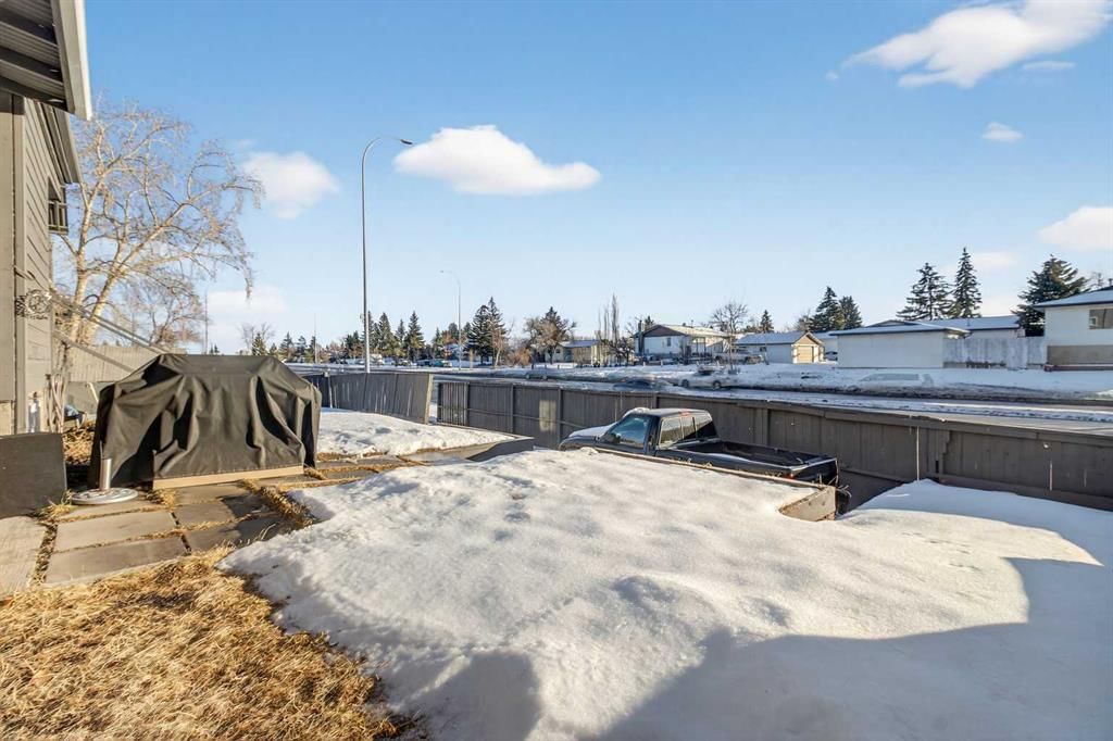 3304 56 Street NE, Calgary — photo 4 of 32