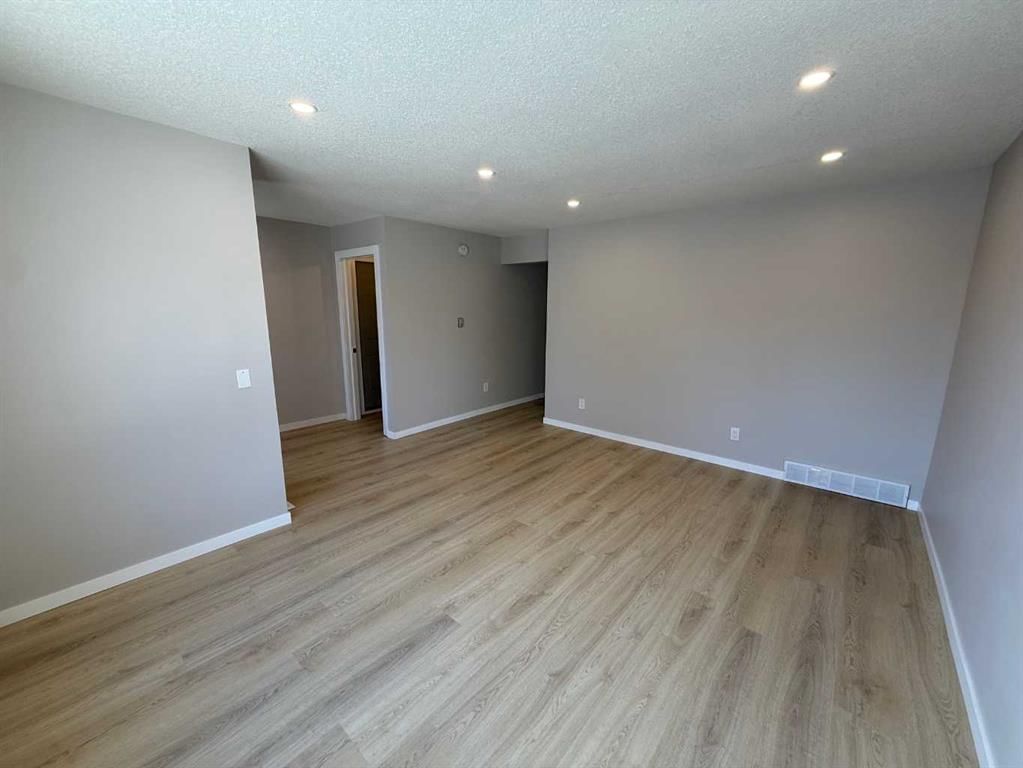 3215 Doverville Crescent SE, Calgary — photo 3 of 31
