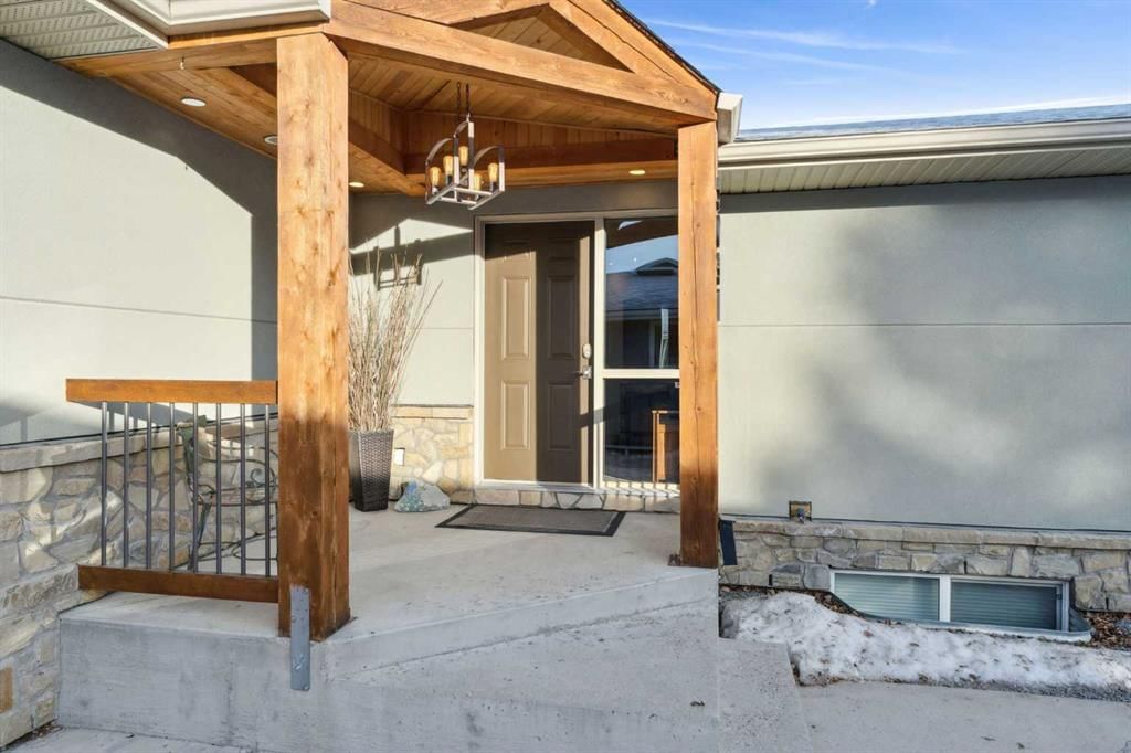 5031 Viceroy Drive NW, Calgary — photo 3 of 40