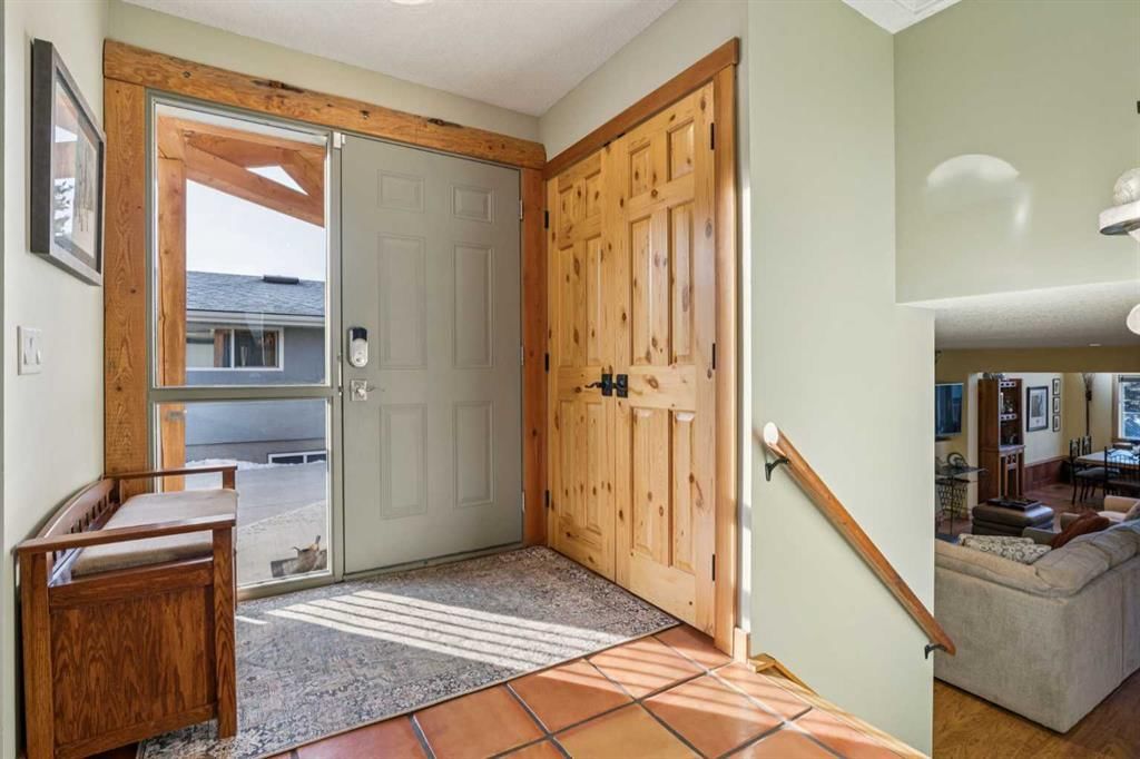 5031 Viceroy Drive NW, Calgary — photo 4 of 40