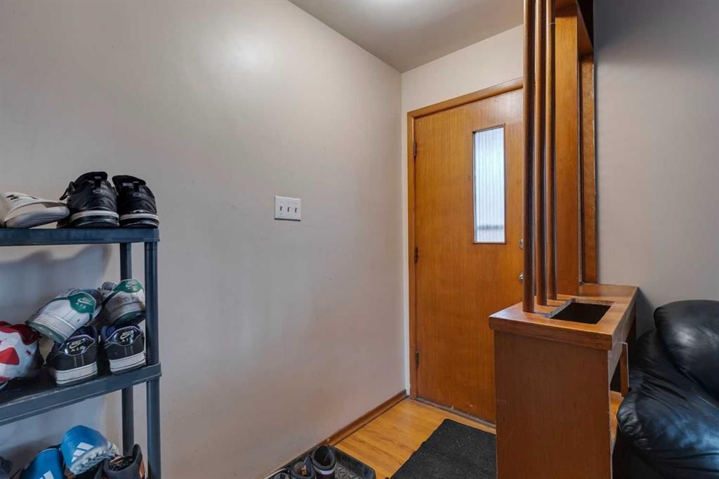 2647 Charlebois Drive NW, Calgary — photo 4 of 38