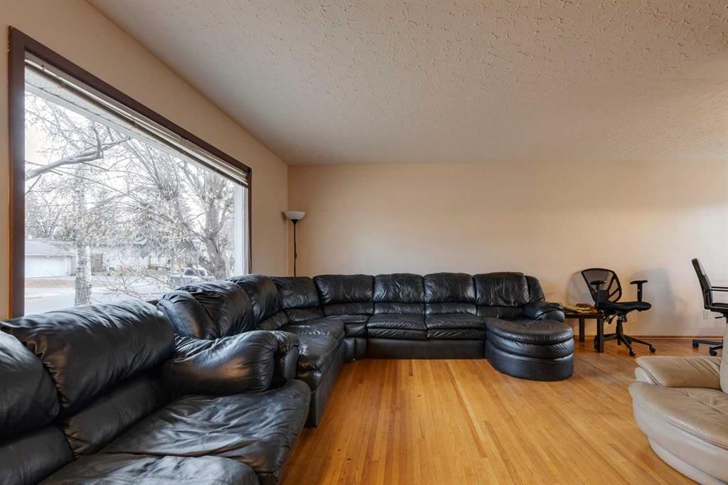 2647 Charlebois Drive NW, Calgary — photo 5 of 38