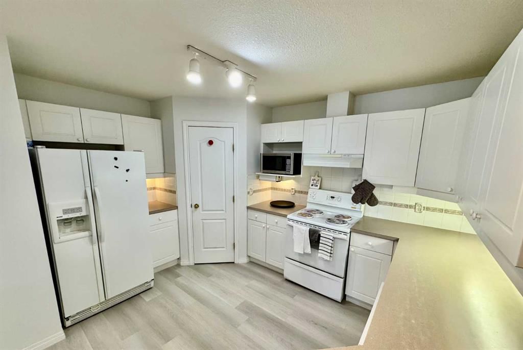 210, 4507 45 Street SW, Calgary — main listing photo