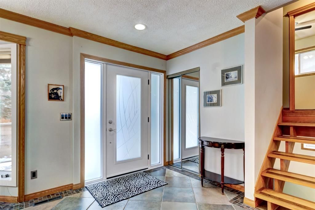 1408 106 Avenue SW, Calgary — photo 3 of 31