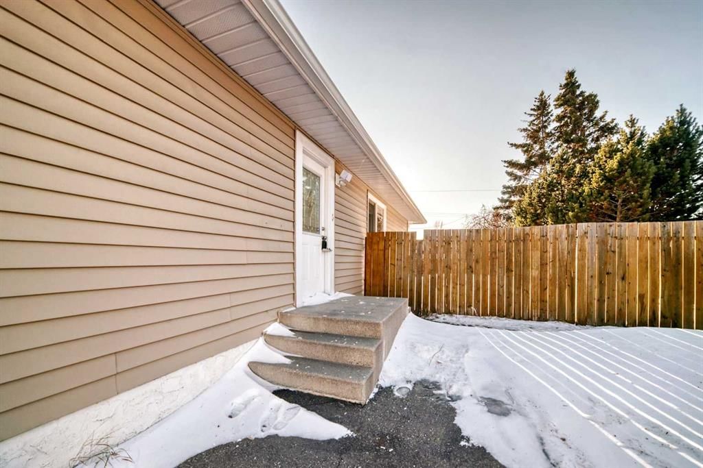 623 Madeira Drive NE, Calgary — photo 2 of 32
